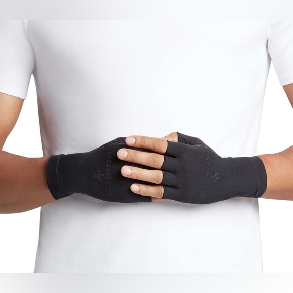 Tommie Copper Infrared Compression Fingerless Gloves and Wrists - Black Large - Picture 6 of 16